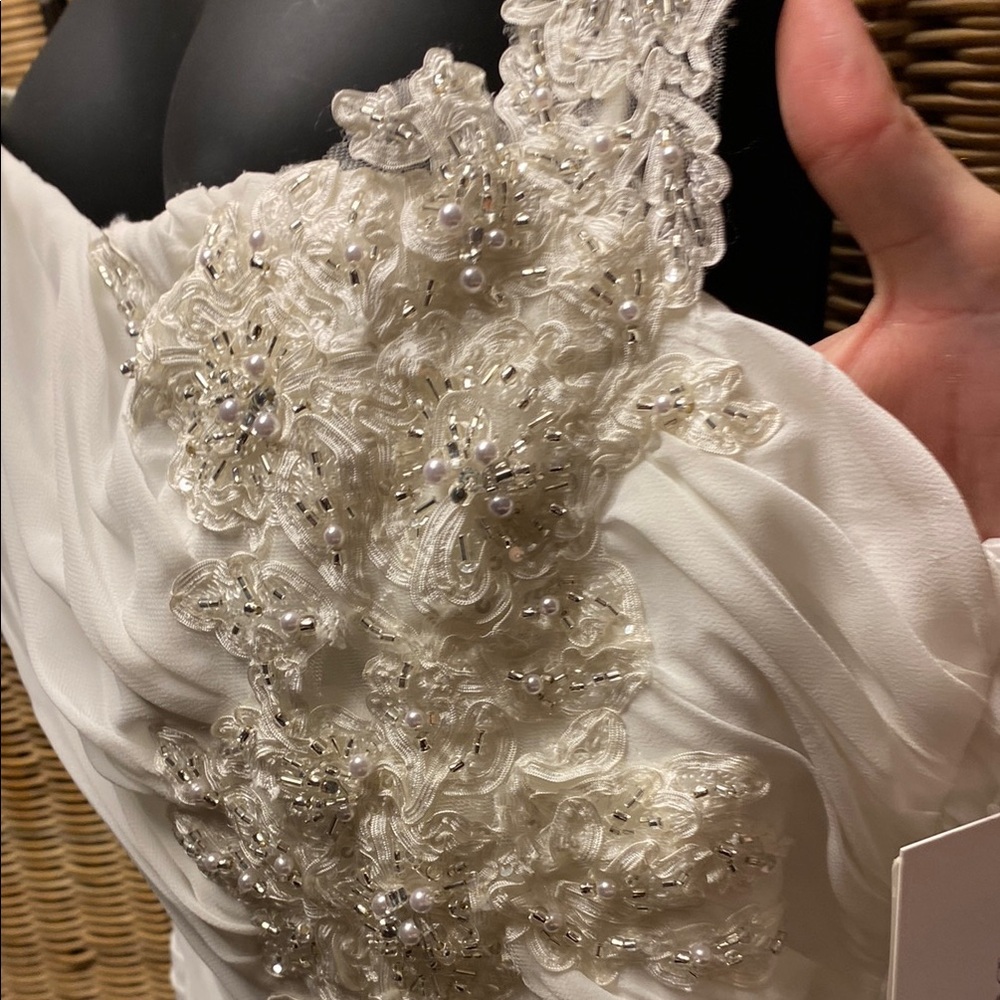 Elegant White One-Shoulder Gown - Picture 10 of 14